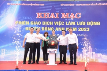 Huyện Đông Anh, TP Hà Nội: Người lao động đội mưa đến tìm việc làm
