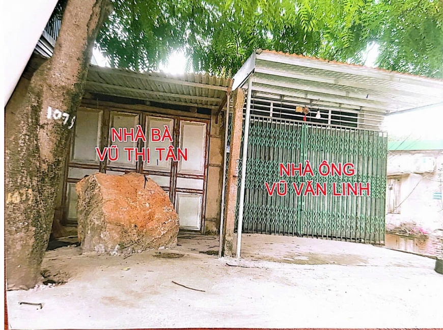 Hơn 10 năm kiến nghị, tảng đá vẫn án ngữ trước cửa quán