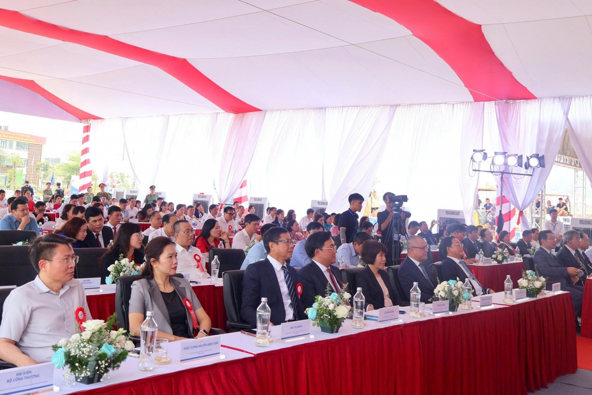 Các đại biểu dự buổi lễ