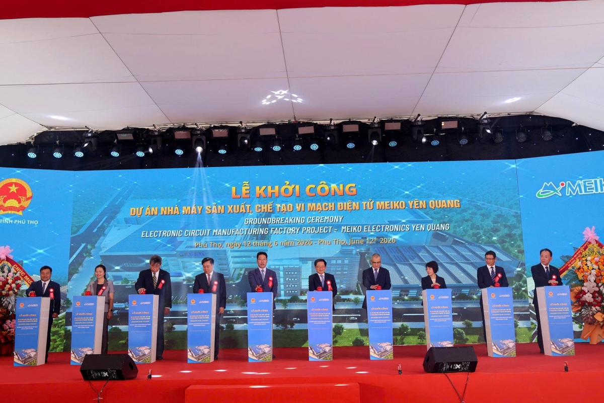 Phó Thủ tướng Chính phủ và các đại biểu thực hiện nghi thức khởi công Dự án Nhà máy sản xuất, chế tạo vi mạch điện tử Meiko Yên Quang