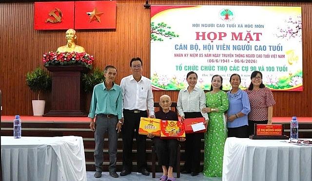 Lãnh đạo địa phương và Hội NCT xã Hóc Môn chụp ảnh lưu niệm cùng cụ bà… tròn 100 tuổi, được chúc thọ nhân kỷ niệm 85 năm Ngày truyền thống NCT Việt Nam.