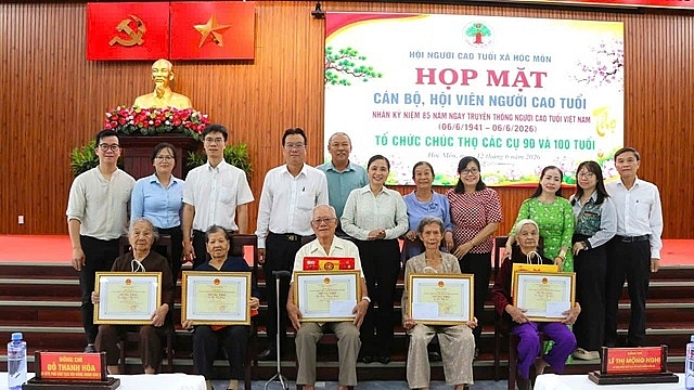 Lãnh đạo địa phương và Hội NCT xã Hóc Môn chụp ảnh lưu niệm cùng các cụ ông, cụ bà tròn 90 tuổi được chúc thọ nhân kỷ niệm 85 năm Ngày truyền thống NCT Việt Nam.