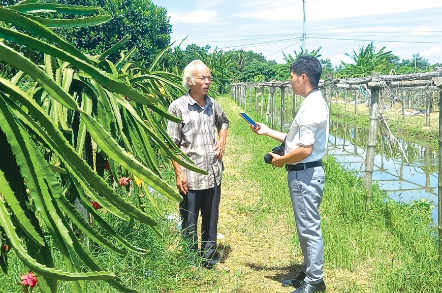 1-Ông Nguyễn Văn Quang đang giới thiệu cho phóng viên về kỹ thuật chăm sóc cá Koi