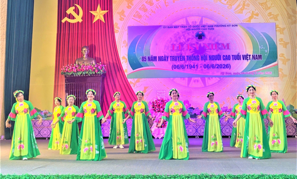 Tiết mục văn nghệ của NCT phường Kỳ Sơn chào mừng buổi lễ