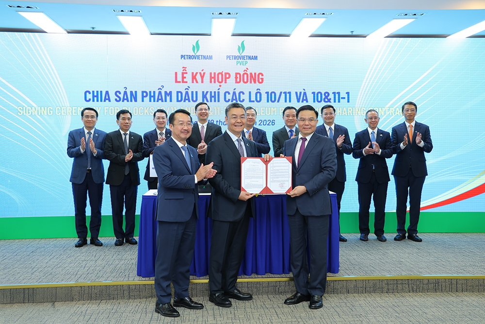 Ông Lê Mạnh Hùng, Bộ trưởng Bộ Công Thương trao giấy chứng nhận đầu tư PSC Lô 10/11 và Lô 10&11-1 cho Tổng Giám đốc Petrovietnam Lê Mạnh Cường và Tổng Giám đốc PVEP Nguyễn Thiện Bảo