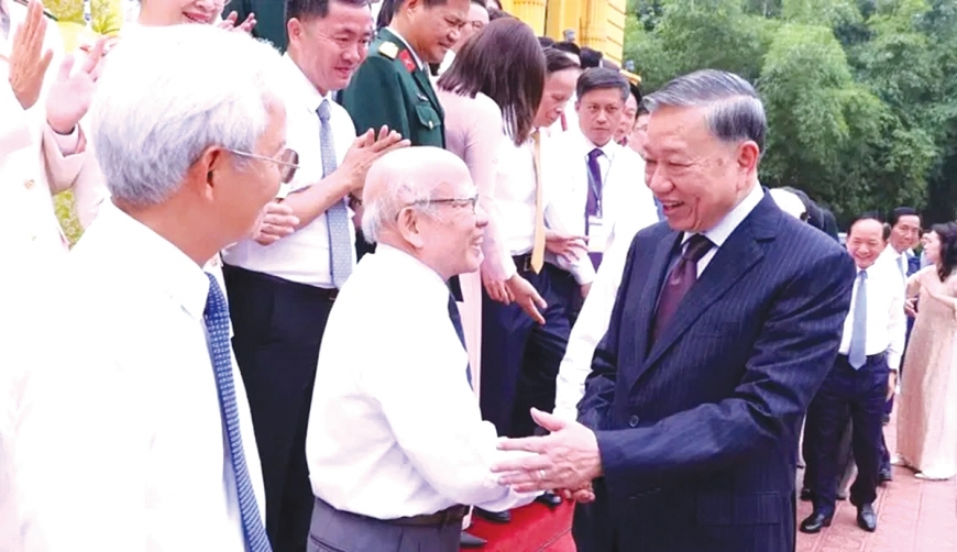 Tổng Bí thư, Chủ tịch nước Tô Lâm với các nhà báo tiêu biểu.                                               Ảnh: TTXVN