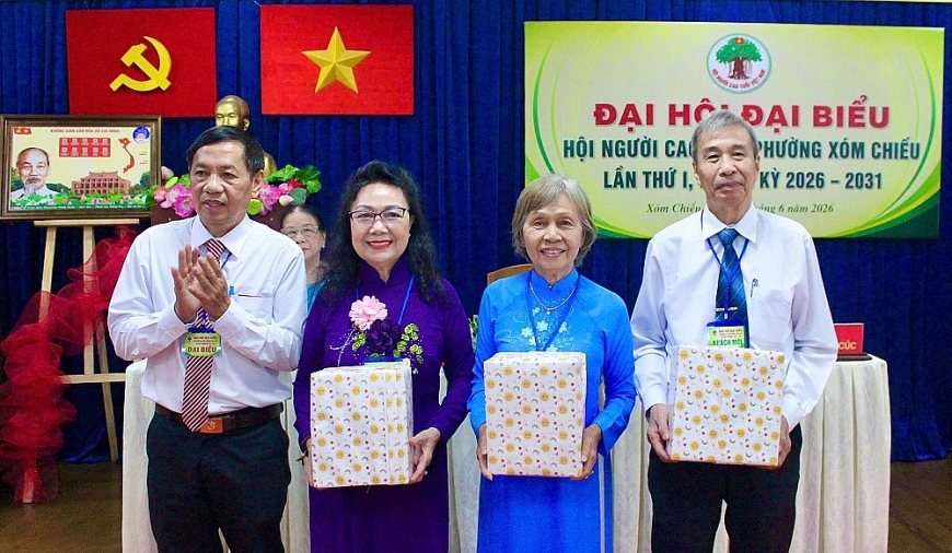 Tân Chủ tịch Hội Người cao tuổi phường Xóm Chiếu Đặng Hữu Đức tặng quà lưu niệm nguyên Chủ tịch, Nguyên các Phó Chủ tịch Hội Người cao tuổi Quận 4 và phường trước sáp nhập. (Ảnh: Hội Người cao tuổi phường Xóm Chiếu)