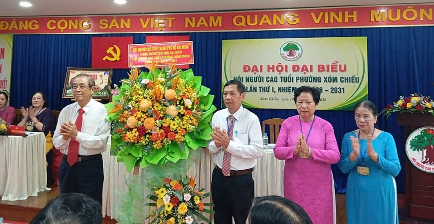 Phó Chủ tịch Trung ương Hội Người cao tuổi Việt Nam, Chủ tịch Hội Người cao tuổi TP. Hồ Chí Minh Huỳnh Thành Lập tặng hoa chức mừng Đại hội. (Ảnh: Hội Người cao tuổi phường Xóm Chiếu)