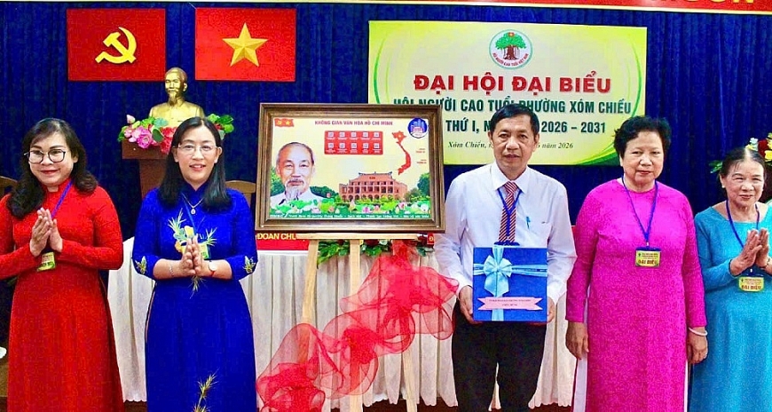 Lãnh đạo phường Xóm Chiếu, TP. Hồ Chí Minh chúc mừng Đại hội Hội Hội Người cao tuổi nhiệm kỳ 2026 – 2031. (Ảnh: Hội Người cao tuổi phường Xóm Chiếu)