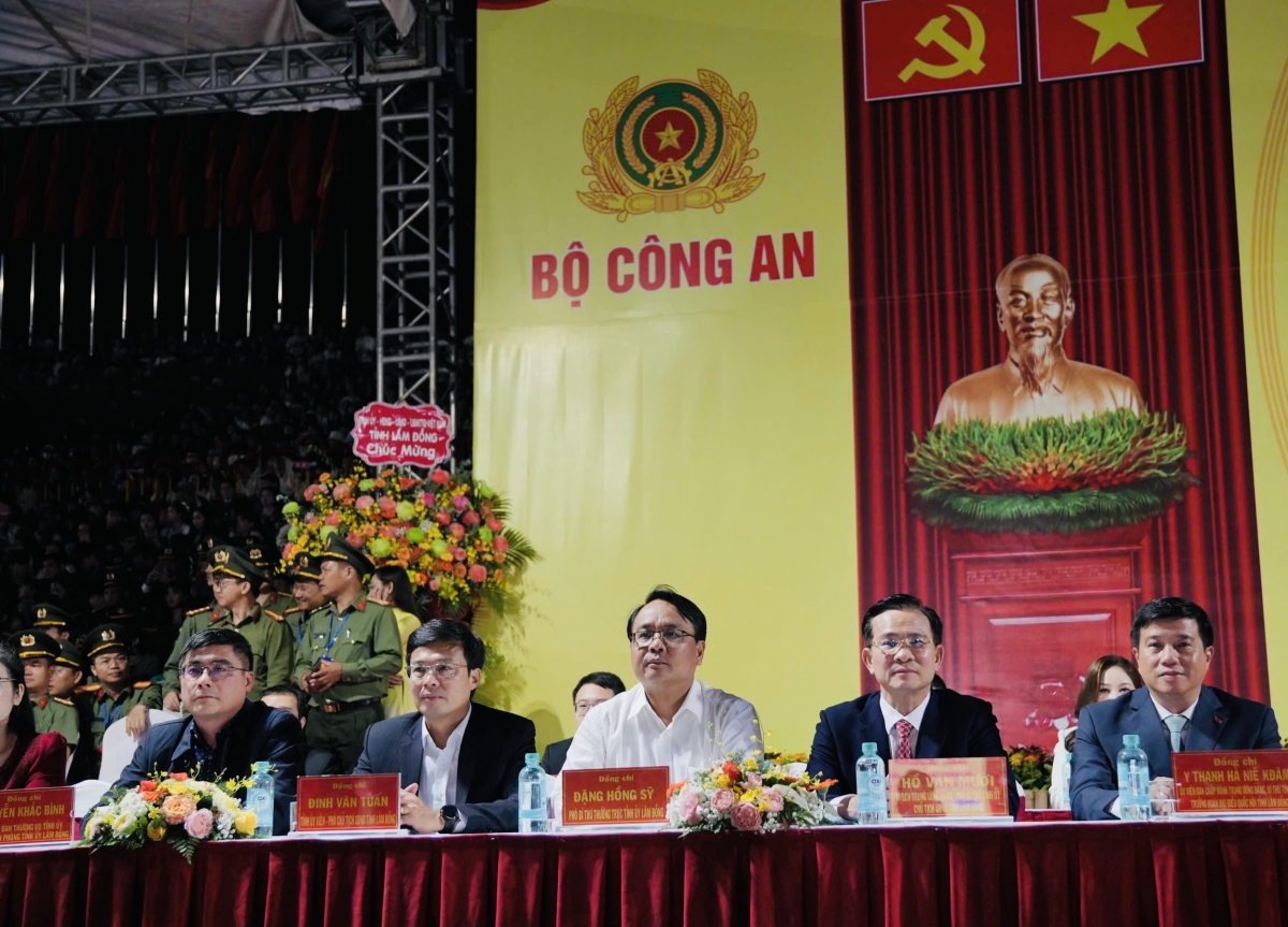 Các đồng chí lãnh đạo tỉnh Lâm Đồng dự lễ khai mạc Hội thao