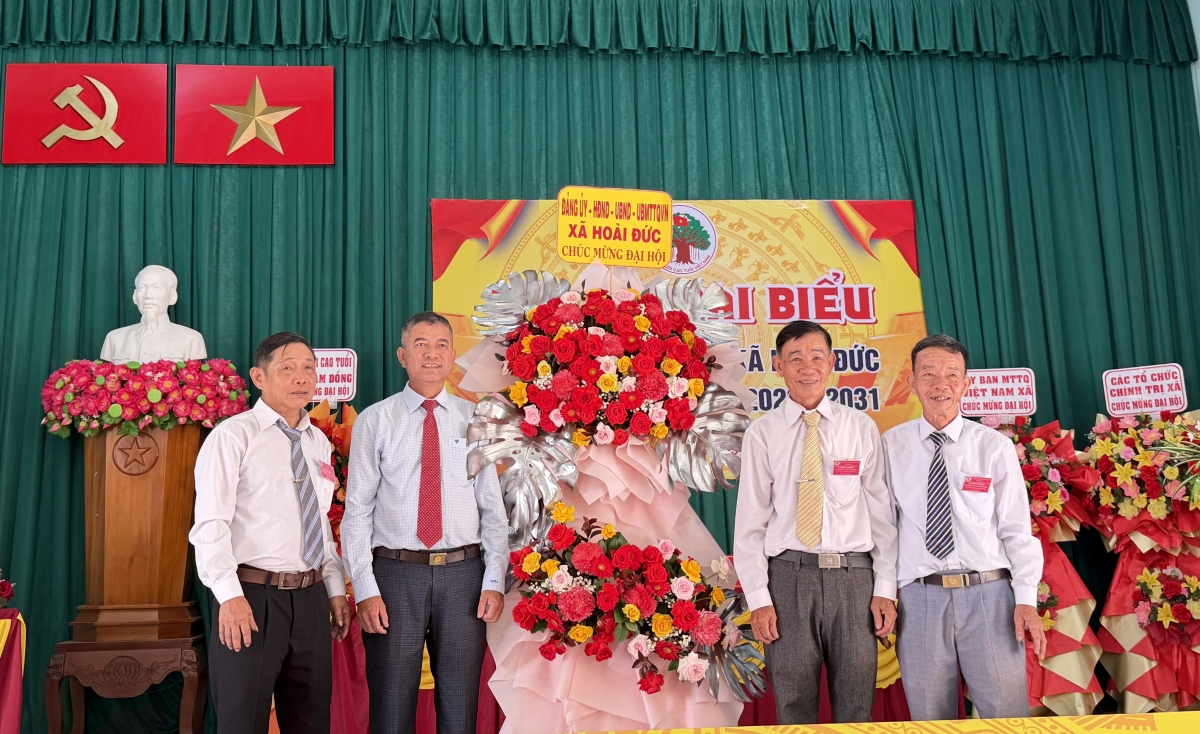 Đại diện lãnh đạo địa phương tặng hoa cho Đại hội Hội NCT xã Hoài Đức