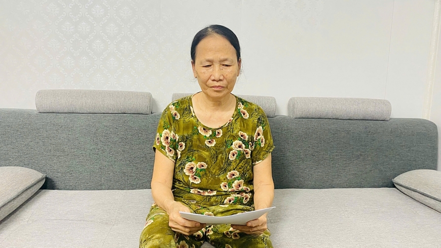 Bà Trần Thị Hiển trao đổi với phóng viên. 