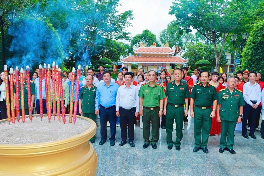 Quang cảnh trang nghiêm tại buổi Lễ Dâng hương tri ân Anh hùng Lực lượng Vũ trang Nhân dân - Liệt sĩ Võ Thị Sáu, thể hiện lòng biết ơn sâu sắc của các đại biểu và nhân dân đối với người nữ anh hùng đất đỏ