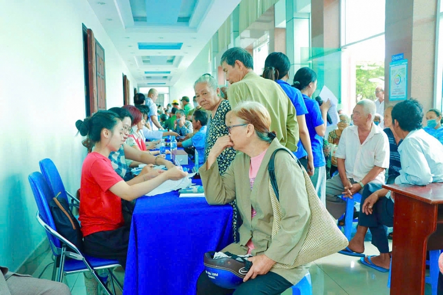 Cán bộ y tế thực hiện khám bệnh và nhập liệu hồ sơ sức khỏe công dân vào hệ thống quản lý dữ liệu của Sở Y tế Thành phố Hồ Chí Minh nhằm xây dựng mô hình quản lý sức khỏe cộng đồng thông minh