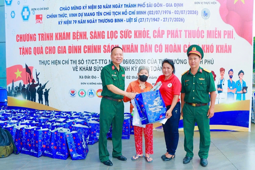 Lãnh đạo Hội Quân dân Y Việt Nam cùng nhà hảo tâm trao tặng những phần quà nghĩa tình cho một cụ bà là đối tượng chính sách, thể hiện đạo lý uống nước nhớ nguồn và an sinh xã hội