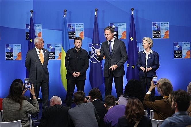 Tổng thống Ukraine Volodymyr Zelensky (thứ 2, trái) và Tổng Thư ký Tổ chức Hiệp ước Bắc Đại Tây Dương (NATO) Mark Rutte (thứ 2, phải) trong cuộc họp báo tại Hội nghị thượng đỉnh NATO ở La Haye, Hà Lan ngày 24/6/2025.                Ảnh: THX/TTXVN