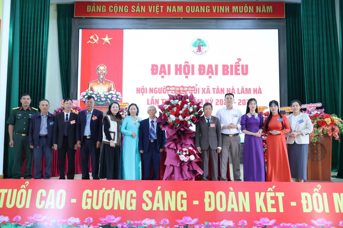 BCH Hội Người cao tuổi nhiệm kỳ mới ra mắt Đại hội, chụp ảnh với lãnh đạo Tỉnh Hội và địa phương BCH Hội Người cao tuổi nhiệm kỳ mới ra mắt Đại hội, chụp ảnh với lãnh đạo Tỉnh Hội và địa phương