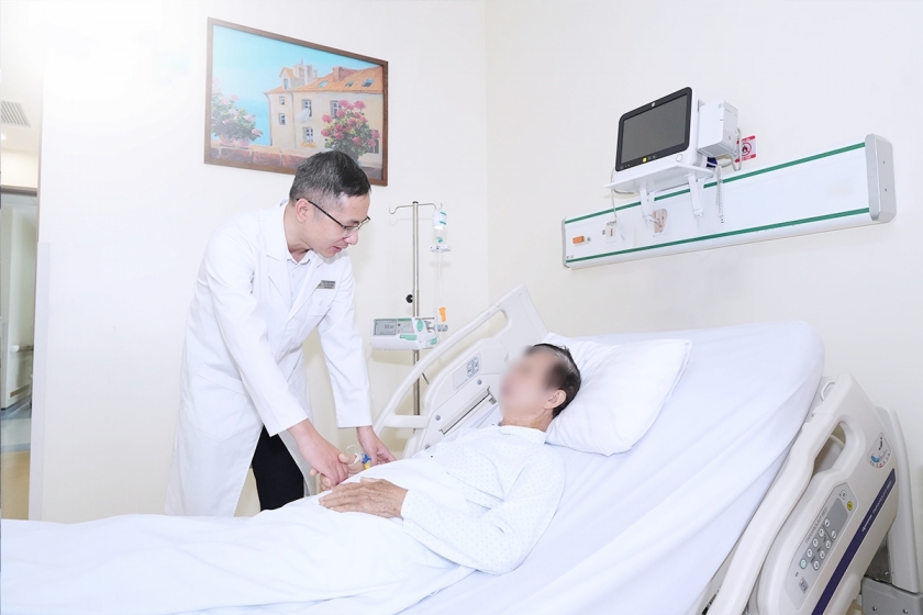 Bác sĩ Thao thăm khám cho ông Chiến và dặn dò người bệnh trước khi xuất viện. Ảnh Bệnh viện Đa khoa Tâm Anh Bác sĩ Thao thăm khám cho ông Chiến và dặn dò người bệnh trước khi xuất viện. Ảnh Bệnh viện Đa khoa Tâm Anh