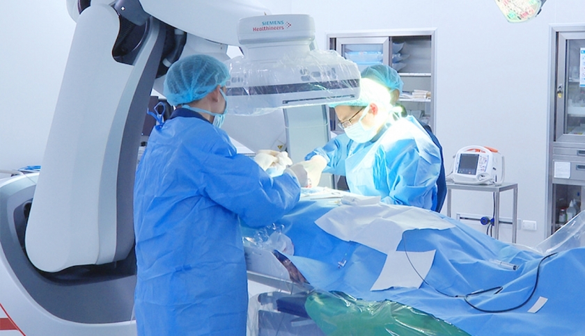 Êkíp thực hiện cấy máy phá rung tự động (ICD) cho người bệnh. Ảnh Bệnh viện Đa khoa Tâm Anh Êkíp thực hiện cấy máy phá rung tự động (ICD) cho người bệnh. Ảnh Bệnh viện Đa khoa Tâm Anh