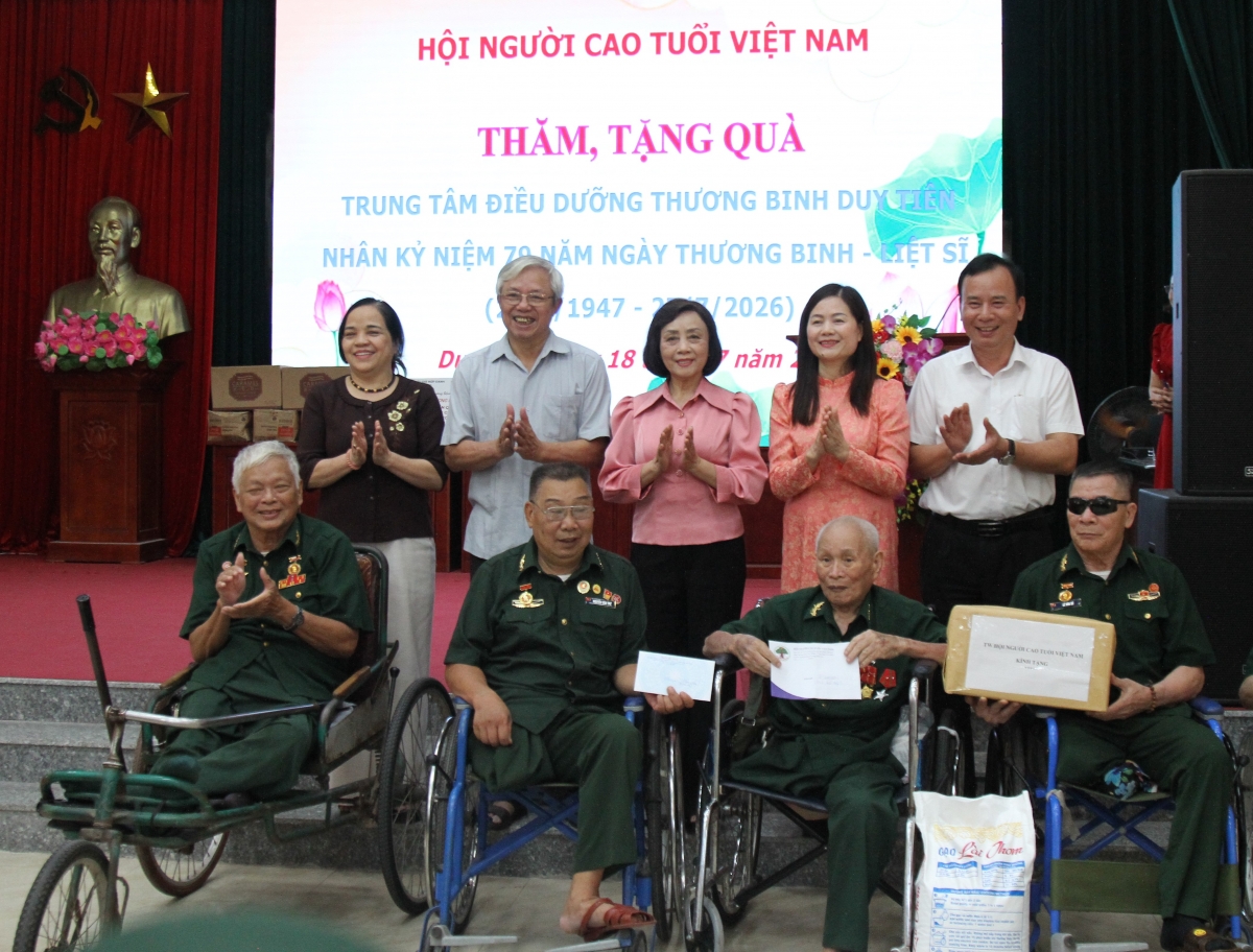 1-Lãnh đạo Hội NCT Việt Nam tặng quà tại Trung tâm Điều dưỡng Thương binh Duy Tiên, tỉnh Ninh Bình 1-Lãnh đạo Hội NCT Việt Nam tặng quà tại Trung tâm Điều dưỡng Thương binh Duy Tiên, tỉnh Ninh Bình
