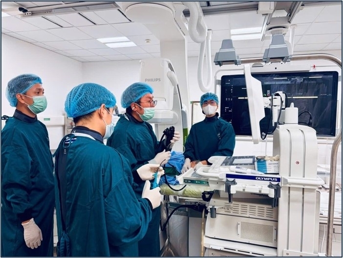 Ê-kíp can thiệp mật tụy chuyên nghiệp cùng trang thiết bị hiện đại đã giúp cụ bà 80 tuổi thoát nguy cơ phẫu thuật mở. Ê-kíp can thiệp mật tụy chuyên nghiệp cùng trang thiết bị hiện đại đã giúp cụ bà 80 tuổi thoát nguy cơ phẫu thuật mở.