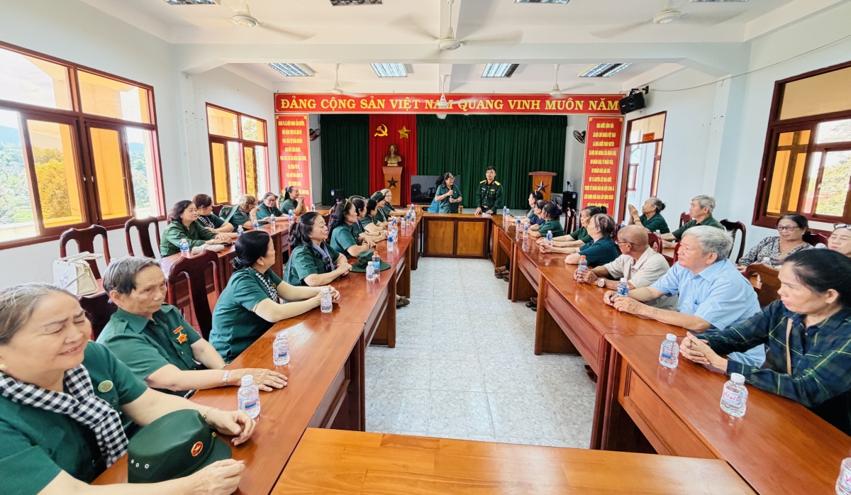 Toàn cảnh buổi gặp mặt của những Cựu Thanh niên xung phong với Ban Quân sự xã Toàn cảnh buổi gặp mặt của những Cựu Thanh niên xung phong với Ban Quân sự xã