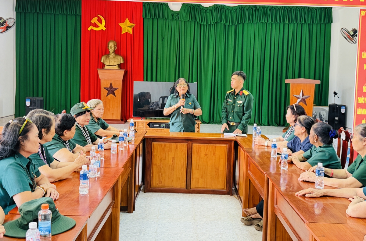 Bà Nguyễn Thị Ba, Chủ nhiệm CLB dưỡng sinh 19/5 phát biểu tại chuyến về nguồn với Ban Quân sự xã Bà Nguyễn Thị Ba, Chủ nhiệm CLB dưỡng sinh 19/5 phát biểu tại chuyến về nguồn với Ban Quân sự xã