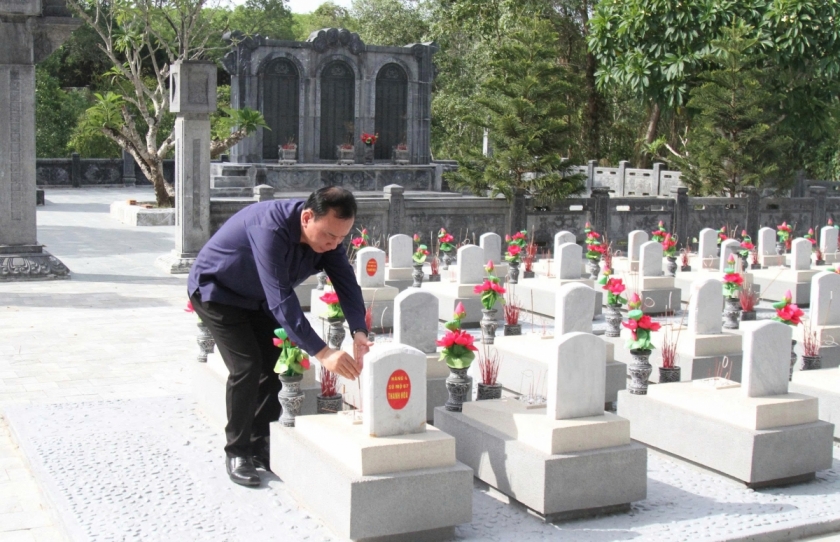 Hành trình về nguồn tri ân các anh hùng liệt sĩ Hành trình về nguồn tri ân các anh hùng liệt sĩ