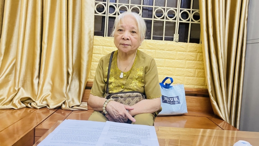 Cụ bà Dư Thị Tâm, 77 tuổi, bức xúc việc nhà hàng xóm, đầu ngách xây công trình lấn chiếm toàn bộ khoảng không lối đi chung. Cụ bà Dư Thị Tâm, 77 tuổi, bức xúc việc nhà hàng xóm, đầu ngách xây công trình lấn chiếm toàn bộ khoảng không lối đi chung.