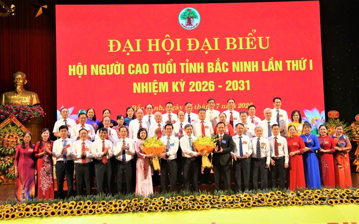 Lãnh đạo Trung ương Hội và lãnh đạo tỉnh Bắc Ninh tặng hoa chúc mừng Ban Chấp hành Hội Người cao tuổi tỉnh