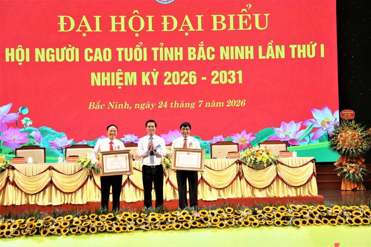Thừa ủy quyền Chủ tịch nước, lãnh đạo tỉnh Bắc Ninh trao Huân chương Lao động hạng Nhì cho các cá nhân xuất sắc