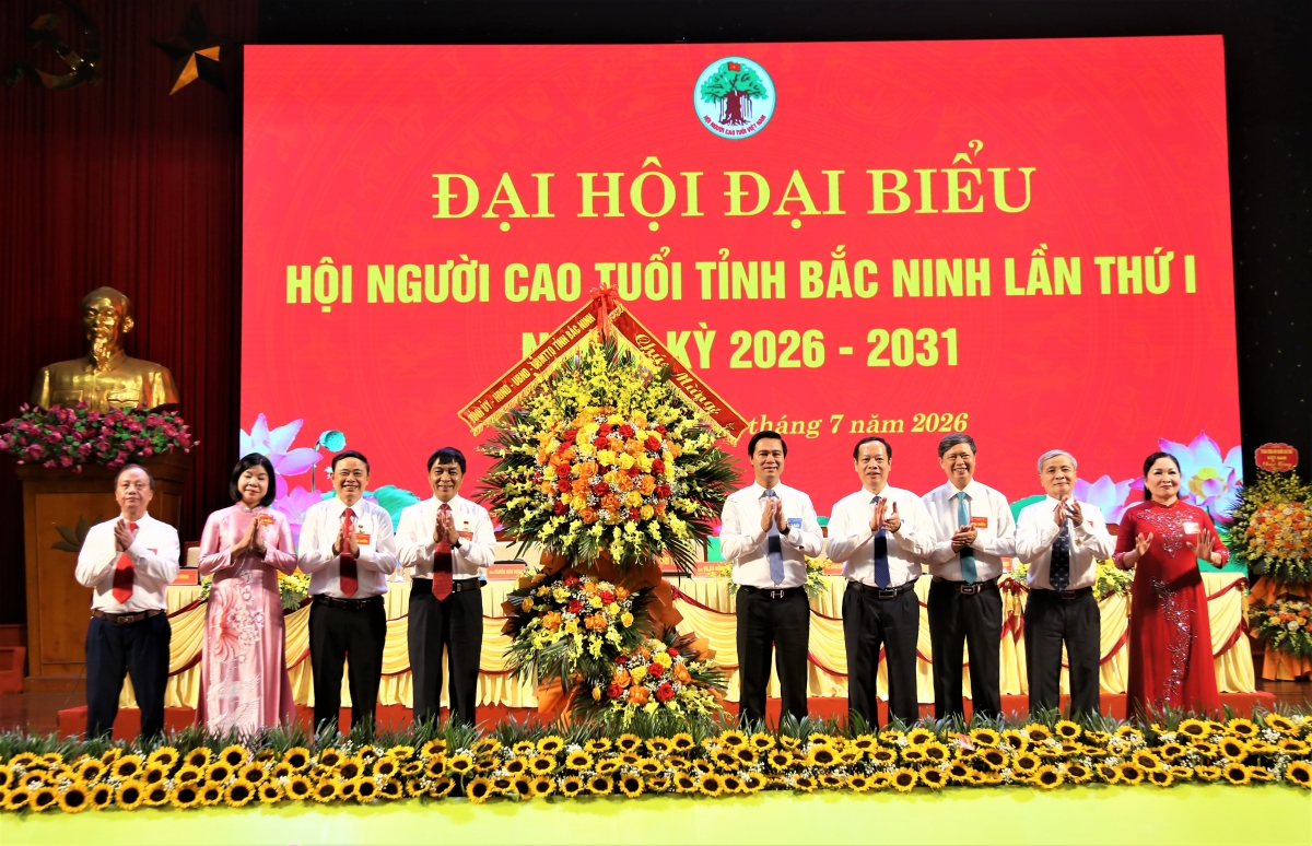 Lãnh đạo tỉnh Bắc Ninh tặng hoa chúc mừng Đại hội