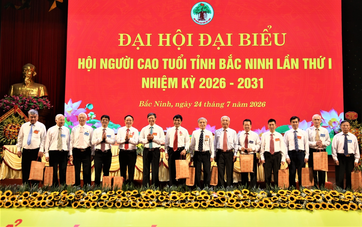 Tặng quà tri ân những cán bộ không tham gia Ban Chấp hành khóa mới
