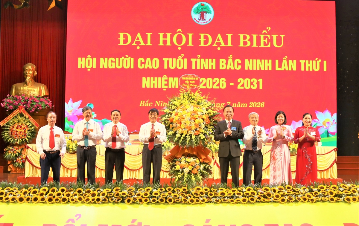 Trung ương Hội Người cao tuổi Việt Nam tặng hoa chúc mừng Đại hội