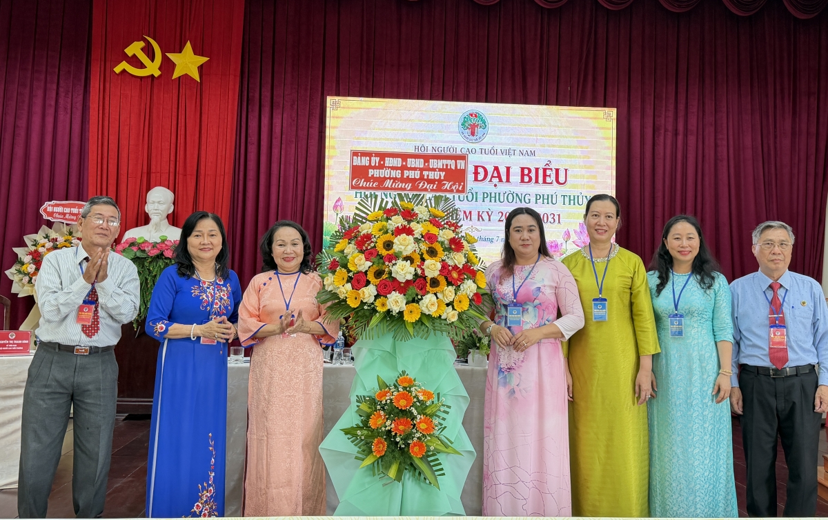 Lãnh đạo Hội NCT tỉnh và địa phương tặng hoa cho Đại hội Lãnh đạo Hội NCT tỉnh và địa phương tặng hoa cho Đại hội