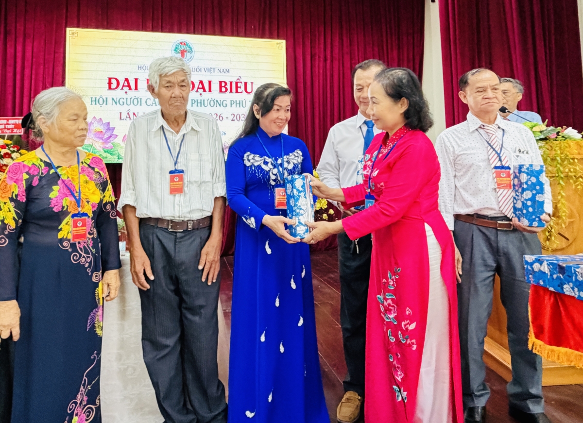 Bà Nguyễn Thị Phúc, Chủ tịch Hội NCT tỉnh tặng quà cho cán bộ Hội nghỉ không tham gia BCH nhiệm kỳ mới Bà Nguyễn Thị Phúc, Chủ tịch Hội NCT tỉnh tặng quà cho cán bộ Hội nghỉ không tham gia BCH nhiệm kỳ mới