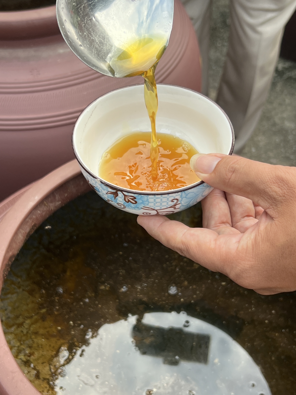 Những giọt mắm cá cơm Bông Sen được múc trực tiếp từ chum ủ chượp đã chín Những giọt mắm cá cơm Bông Sen được múc trực tiếp từ chum ủ chượp đã chín