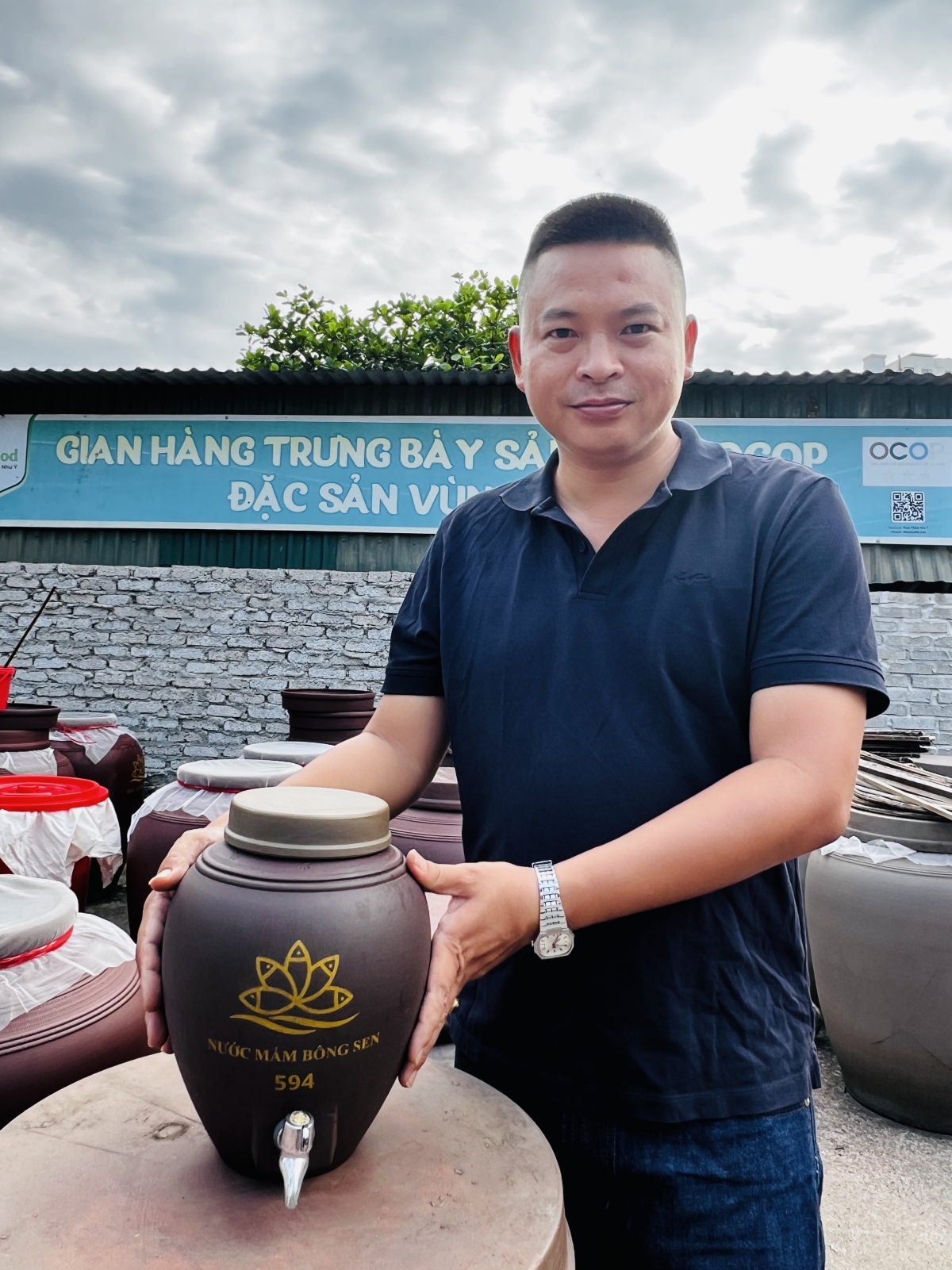 Anh Nguyễn Tiến Phúc - chủ thương hiệu mắm Bông Sen rất tâm đắc với chum gốm mộc nguyên chượp dung tích 5 lít Anh Nguyễn Tiến Phúc - chủ thương hiệu mắm Bông Sen rất tâm đắc với chum gốm mộc nguyên chượp dung tích 5 lít