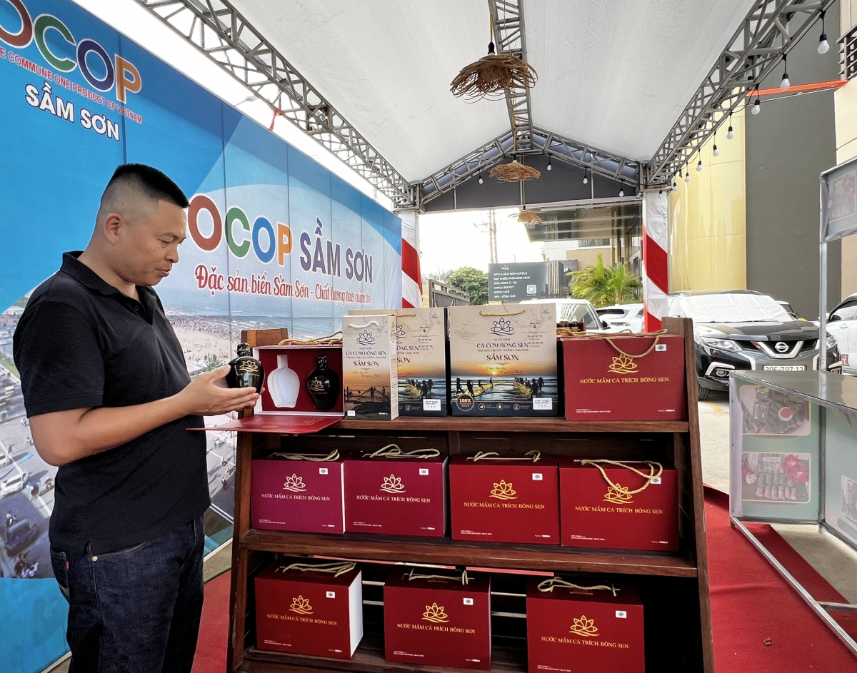 Nước mắm Bông Sen có bao bì, mẫu mã đẹp, mang tâm huyết của người thợ cùng nét văn hóa Sầm Sơn Nước mắm Bông Sen có bao bì, mẫu mã đẹp, mang tâm huyết của người thợ cùng nét văn hóa Sầm Sơn
