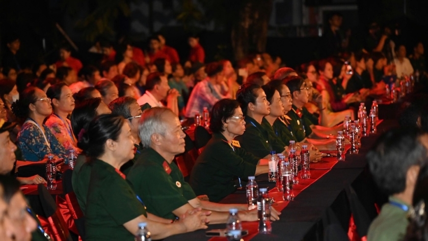 Xúc động cầu truyền hình “Sao sáng dẫn đường Xúc động cầu truyền hình “Sao sáng dẫn đường