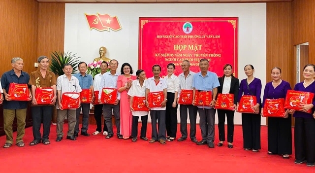 Hội Người cao tuổi phường Lý Văn Lâm, tỉnh Cà Mau trao quà cho người cao tuổi tại buổi gặp mặt kỷ niệm Ngày truyền thống Người cao tuổi Việt Nam (6/6/2026) Hội Người cao tuổi phường Lý Văn Lâm, tỉnh Cà Mau trao quà cho người cao tuổi tại buổi gặp mặt kỷ niệm Ngày truyền thống Người cao tuổi Việt Nam (6/6/2026)