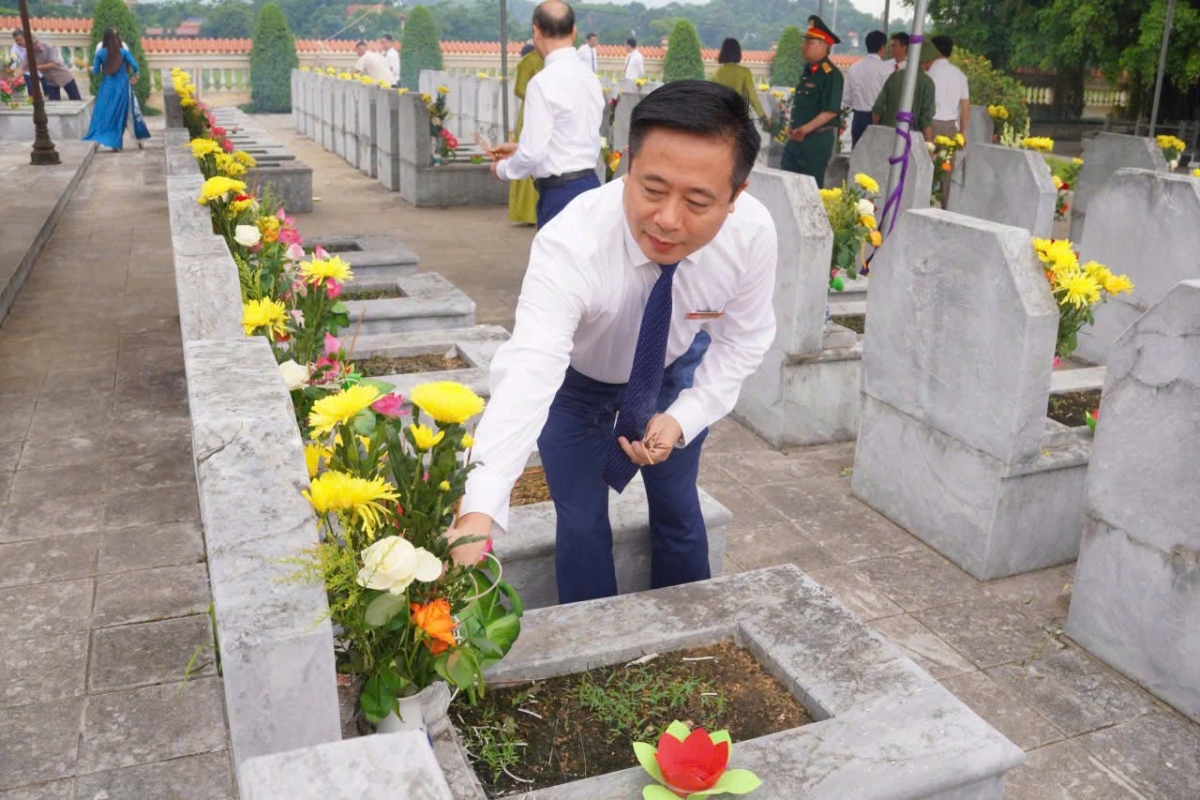 Thành kính tri ân các Anh hùng liệt sĩ nhân kỷ niệm 79 năm Ngày Thương binh - Liệt sĩ Thành kính tri ân các Anh hùng liệt sĩ nhân kỷ niệm 79 năm Ngày Thương binh - Liệt sĩ