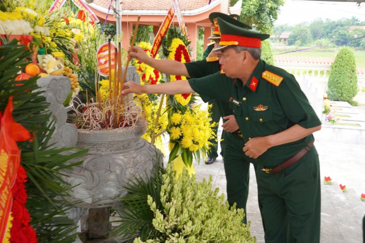 Thành kính tri ân các Anh hùng liệt sĩ nhân kỷ niệm 79 năm Ngày Thương binh - Liệt sĩ Thành kính tri ân các Anh hùng liệt sĩ nhân kỷ niệm 79 năm Ngày Thương binh - Liệt sĩ