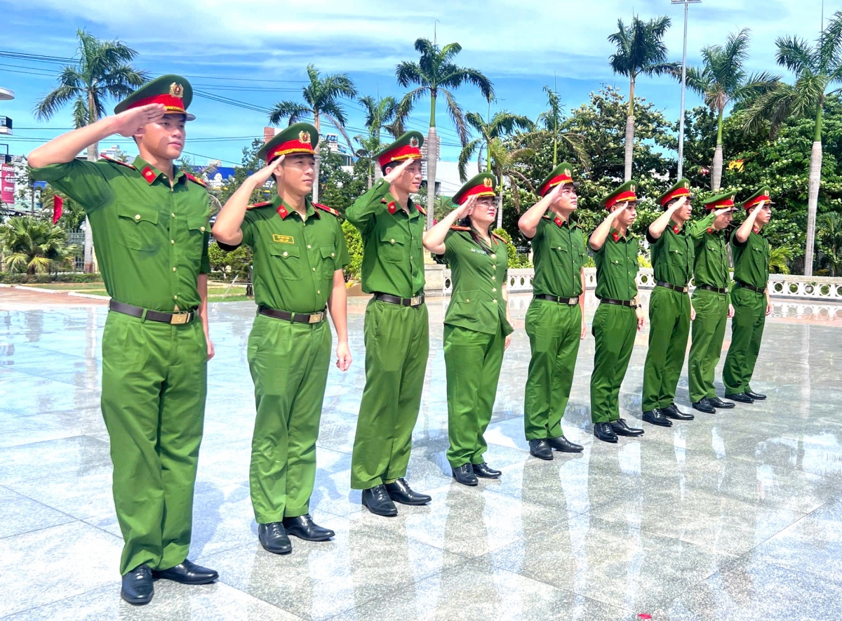Công an tỉnh Gia Lai thực hiện nghi thức chào tưởng niệm trước lễ dâng hương tri ân các Anh hùng liệt sĩ tại Nghĩa trang Liệt sĩ phường Quy Nhơn Nam Công an tỉnh Gia Lai thực hiện nghi thức chào tưởng niệm trước lễ dâng hương tri ân các Anh hùng liệt sĩ tại Nghĩa trang Liệt sĩ phường Quy Nhơn Nam
