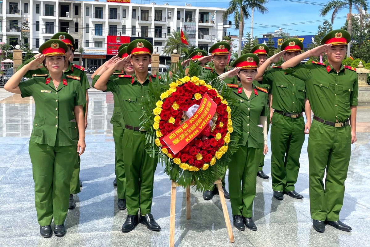 Công an tỉnh Gia Lai chuẩn bị dâng hoa, dâng hương tri ân các Anh hùng liệt sĩ tại Nghĩa trang Liệt sĩ phường Quy Nhơn Nam Công an tỉnh Gia Lai chuẩn bị dâng hoa, dâng hương tri ân các Anh hùng liệt sĩ tại Nghĩa trang Liệt sĩ phường Quy Nhơn Nam