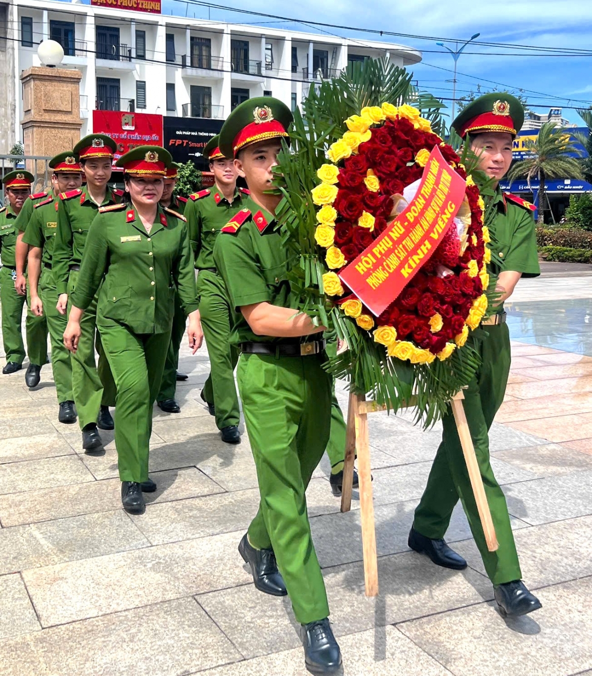 Cảnh sát THAHS & HTTP dâng hoa tri ân các Anh hùng liệt sĩ tại Nghĩa trang Liệt sĩ phường Quy Nhơn Nam Cảnh sát THAHS & HTTP dâng hoa tri ân các Anh hùng liệt sĩ tại Nghĩa trang Liệt sĩ phường Quy Nhơn Nam