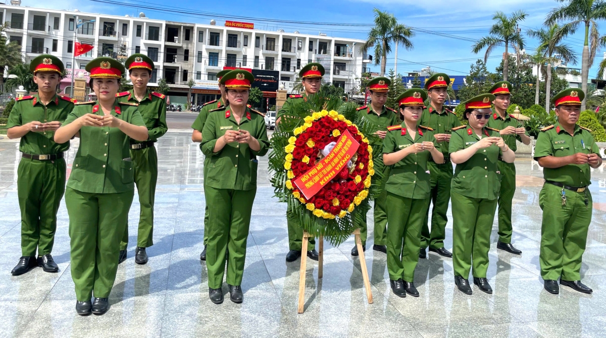 Cán bộ, chiến sĩ Công an tỉnh Gia Lai chuẩn bị thực hiện lễ dâng hoa, dâng hương tri ân các Anh hùng liệt sĩ tại Nghĩa trang Liệt sĩ phường Quy Nhơn Nam. Cán bộ, chiến sĩ Công an tỉnh Gia Lai chuẩn bị thực hiện lễ dâng hoa, dâng hương tri ân các Anh hùng liệt sĩ tại Nghĩa trang Liệt sĩ phường Quy Nhơn Nam.