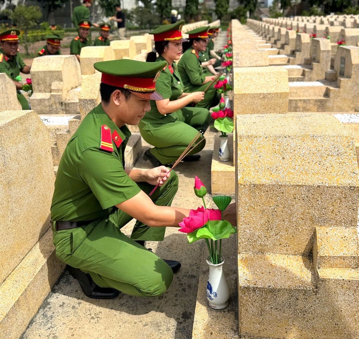 Cảnh sát THAHS & HTTP dâng hương tri ân các Anh hùng liệt sĩ, thể hiện lòng biết ơn sâu sắc đối với các thế hệ đã hy sinh vì độc lập, tự do của Tổ quốc. Cảnh sát THAHS & HTTP dâng hương tri ân các Anh hùng liệt sĩ, thể hiện lòng biết ơn sâu sắc đối với các thế hệ đã hy sinh vì độc lập, tự do của Tổ quốc.