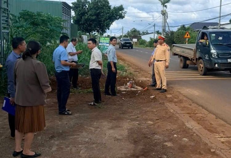 Đắk Lắk: Tổ CSGT Krông Búk kiểm tra hạ tầng giao thông, phối hợp với các đơn vị liên ngành khảo sát thực địa trên Quốc lộ 14 đoạn qua xã Pơng Drang, tỉnh Đắk Lắk.