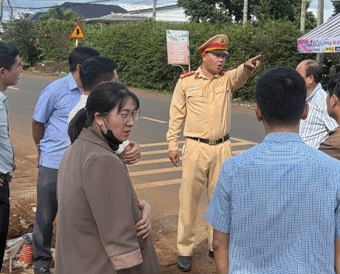 Tổ CSGT Krông Búk kiểm tra hạ tầng giao thông, phối hợp với Sở Xây dựng, Ban Quản lý bảo trì đường bộ và UBND xã Pơng Drang rà soát các bất cập trên Quốc lộ 29